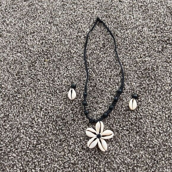 Seashell necklace and earring set - Picture 1 of 7